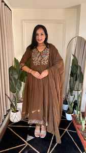 Ensemble de costume Anarkali tendance et élégant pour femmes avec un magnifique motif imprimé de fleurs, vêtements de fête de mariage - Vente en gros de costumes indiens pakistanais - Product Image 3