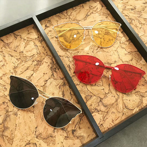 Gafas de Sol Irregulares para Mujer Qianai, Protección UV400, Montura Dorada, Lentes Tipo AC, Estilo Moderno para Rostros Redondos - Product Image 5