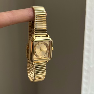 <span class=keywords><strong>Orologio</strong></span> Vintage Ieke da <span class=keywords><strong>Donna</strong></span> Minimalista con Elegante Cinturino in Acciaio Inossidabile <span class=keywords><strong>Dorato</strong></span> e Quadrante Quadrato Piccolo ed Elegante - Product Image 2