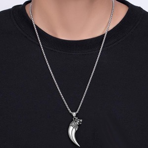 Collana da uomo in acciaio al titanio con punta a punta di lupo Punk Hip Hop Howling - Product Image 3