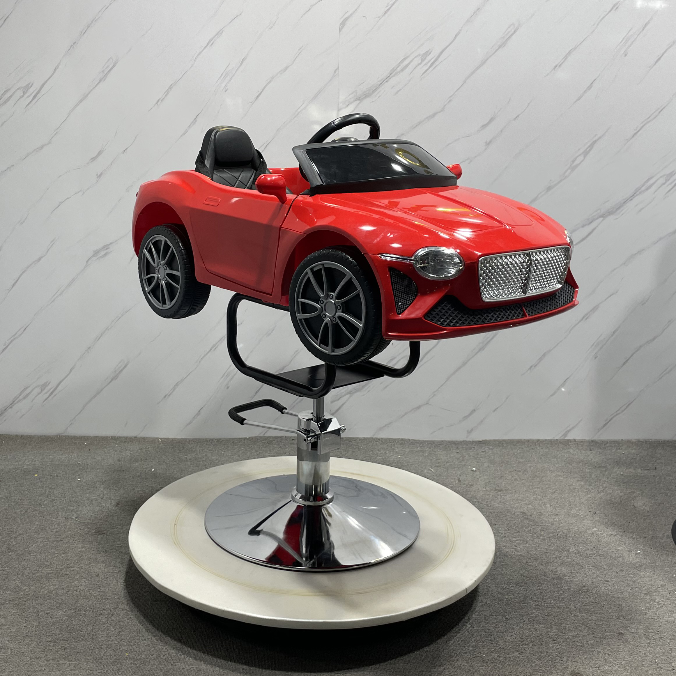 美容室　子供用カット椅子　理容室　カットチェア キッズサロン家具車の形をしたヘアカット子供赤ちゃん座っている