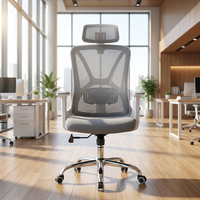 Chaise de bureau ergonomique en maille grise avec appui-tête réglable et base chromée polie pour un espace de travail moderne