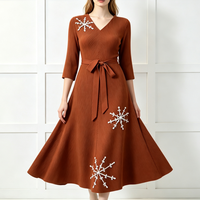 Robe plissée décontractée à col en V et manches 3/4, broderie flocon de neige, perles, taille à nouer, plissé échelle, élégante, pour femme, idéale pour les fêtes