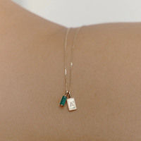 Charme initial en or 18 carats gravé, imperméable, charme de créateur raffiné pour mariage ou fête, collier tendance personnalisé