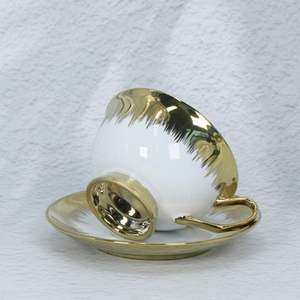 Tasse et soucoupe à café en porcelaine fine dorée personnalisées de luxe, style <span class=keywords><strong>royal</strong></span>, élégantes tasses en céramique de Dubaï avec soucoupe pour le thé de l'après-midi - Product Image 2