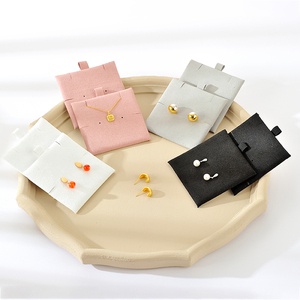 Cartes d'emballage pour bijoux en microfibre, directement de l'usine, diverses couleurs, logo personnalisé, étiquettes et cartes pour colliers et boucles d'oreilles - Product Image 1