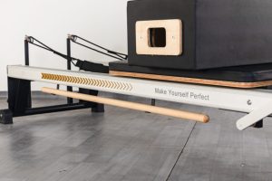Machine de Pilates Reformer <span class=keywords><strong>V2M</strong></span> de qualité supérieure pour studio commercial, avec ressorts importés, en aluminium blanc - Product Image 5