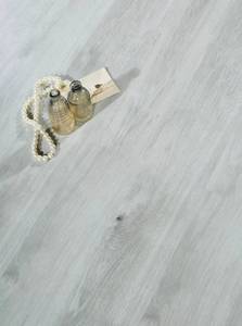 Plancher en vinyle imperméable SPC avec système de clic, noyau rigide - Product Image 2