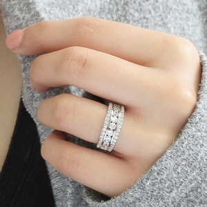 Anello Scintillante da Donna, Elegante Accessorio Minimalista per le Dita - Product Image 1