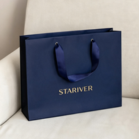Sac en papier mat bleu marine pour bijoux avec poignée en ruban gris clair, logo personnalisé en feuille d'argent, sac fourre-tout de luxe pour emballage de bijoux