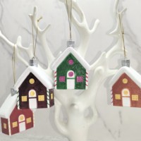 Sculpture d'arbre de Noël de maison en résine artificielle écologique faite à la main personnalisée ornement pendentif suspendu pour la décoration de la maison