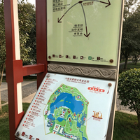 Panneau de signalisation multifonctionnel autonome pour complexe touristique culturel, combinant la carte du site du parc et les indicateurs directionnels routiers