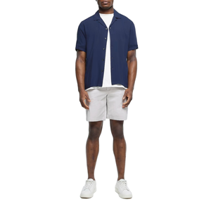 Shorts décontractés en coton 100% avec poches latérales, fermeture boutonnée et zippée, taille mi-haute, coupe ajustée en tricot - Product Image 1