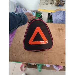 Kit d'urgence Atek 27x27x9 cm, sac de sécurité réfléchissant pour voiture avec triangle de signalisation pour utilisation en véhicule - Product Image 2
