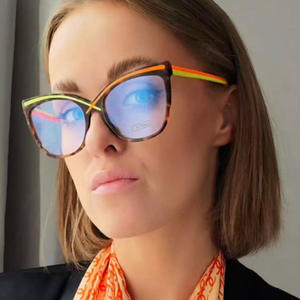 Montatura per Occhiali da Donna alla Moda con Lenti Quadrate Effetto Occhio di Gatto, Montatura Completa a Croce X, Specchio Piatto Anti-Luce Blu - Product Image 1