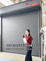 Porte à enroulement en aluminium Idealdoor de 100 mm de largeur, idéale pour les villas et les garages.