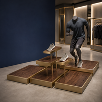 Ensemble de présentoirs pour mannequins de vêtements de sport avec bords en métal noir et plateformes perforées grises pour les sols de magasin