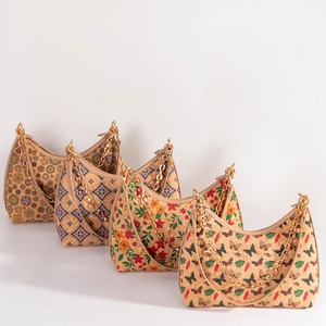 Bolso de hombro/cruzado vintage de estilo étnico con forma de media luna, cierre de cremallera, poliéster, tres correas, estampado de corteza de madera, para uso diario. - Product Image 3