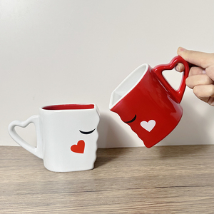 Tasses en céramique personnalisées pour lui et elle, design asymétrique rouge et blanc, cadeau d'amour unique avec logo personnalisé pour la rentrée scolaire - Product Image 2