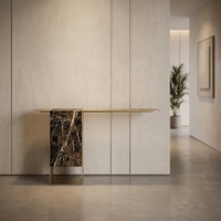 Table console moderne en marbre naturel avec base en acier inoxydable argenté, hauteur 140 cm, pour entrée, salon, hôtel.