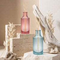 Diffuseur de parfum de luxe personnalisé avec logo, bouteille en verre givré côtelé, bâtonnets en rotin, marque privée OEM, parfum d'ambiance pour hôtel, spa, marque