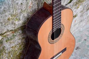 Guitare classique en bois massif de 39 pouces, dessus en cèdre, dos et côtés en palissandre, finition brillante, cordes en nylon Savarez, Alston DC-960 - Product Image 3