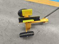 Chariot de transport robuste en fer thermolaqué jaune avec plateau en verre et 2 roues pour la manutention et le traitement des feuilles de verre