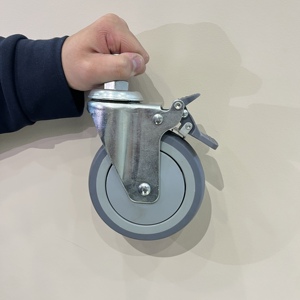 Modern luxe comfortabel draaibaar ziekenhuisverpleegbed metalen bedframe 8cm gel-spons matras multi-plaat bedframe - Product Image 6