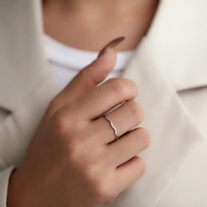 Elegante Anello a Onda Curva, Stile Coreano Minimalista, Gioielli da Donna alla Moda, per Uso Quotidiano, Regalo Chic - Product Image 4