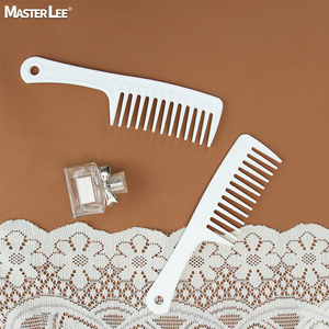 Pettini Bianchi per Taglio <span class=keywords><strong>Capelli</strong></span> Masterlee a Prezzo all'Ingrosso, <span class=keywords><strong>Pettine</strong></span> a Denti Larghi in Plastica con Logo Personalizzato - Product Image 5