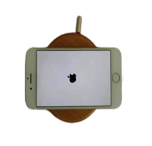 Boîtier de charge sans fil en noyer, bambou et bois, combinaison parfaite de bois et de produits électroniques - Product Image 2