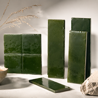 Carreaux de céramique verts carrés et rectangulaires faits à la main de style marocain pour murs de salle de bain, crédences de cuisine et décoration d'hôtel – En stock
