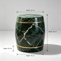 Table d'appoint de luxe en marbre vert foncé en forme de tonneau avec anneaux métalliques dorés polis et veinage blanc spectaculaire. Salon Moderne