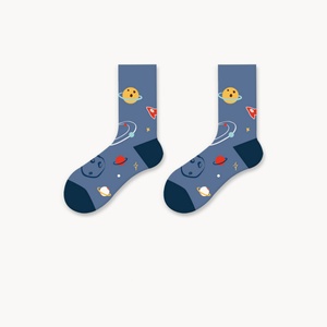 Chaussettes rouges à logo R Respect, tricotées jacquard, style décontracté, pour le printemps - Product Image 2
