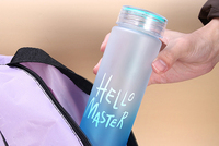 Bouteille d'eau en verre givré en gros avec logo personnalisé et couvercle pour l'hydratation quotidienne des élèves du primaire