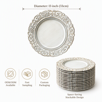 Assiettes de présentation vintage blanches sculptées de 13 pouces en plastique PP à bord festonné pour la location en gros d'événements de mariage de luxe