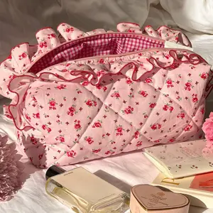 Handgemachte gesteppte Erdbeere-Makeup-Tüte rosa Gingham Reißverschluss-Toilettentasche individuell bestickte niedliche Kosmetiktasche für Damen