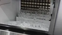 Refrigerador Negro con Máquina de Hielo en Cubos y los Mejores Electrodomésticos Comerciales para Hacer Hielo Blanco