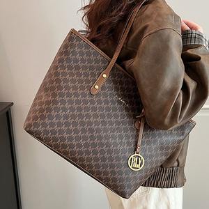 กระเป๋าโท้ทลายโมโนแกรมกระเป๋าสะพายไหล่ความจุขนาดใหญ่สำหรับผู้หญิงกระเป๋าสั่งทำโลโก้โรงงาน OEM กระเป๋าผู้หญิงสุดหรู - Product Image 4