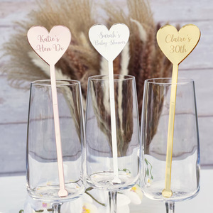 Agitateur de boisson en acrylique personnalisé en forme de cœur, bâtonnets à boisson gravés avec un nom personnalisé pour la décoration de mariage ou d'<span class=keywords><strong>anniversaire</strong></span> - Product Image 1