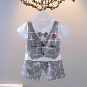 T-shirt <span class=keywords><strong>blanc</strong></span> à col rond et manches courtes pour bébé, gilet à col en V à carreaux gris à simple boutonnage avec nœud papillon, short décontracté à revers, costume formel de gentleman - Product Image 1