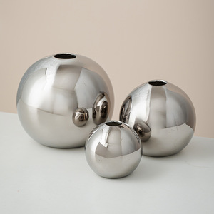 Jarrón de Flores Moderno de Cerámica Plateada con Figuras de Bolas para Decoración de Sala de Estar - Product Image 2