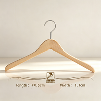 Cintre en bois massif couleur bois naturel, style classique et léger pour présentation de vêtements