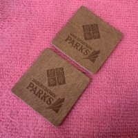 Vente en gros d'étiquette en cuir PU avec logo en relief de haute qualité, patch en simili cuir PU synthétique fait main pour sacs
