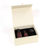 Boîte cadeau personnalisée avec logo, emballage rigide en carton magnétique à charnière de luxe pour ensemble de soins de la peau, de parfums et de cosmétiques avec éponge personnalisée