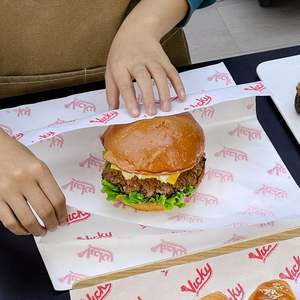 Feuilles d'emballage pour hamburgers, frites, sandwichs, viande de charcuterie, personnalisées avec logo, écologiques, recyclables, épaisses, revêtues de PE, résistantes à la graisse - Product Image 1