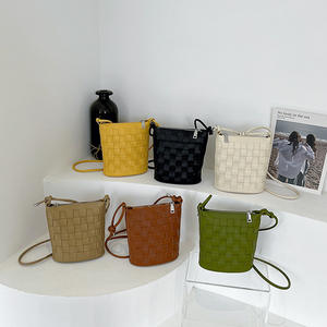 กระเป๋าถือทรงถัง <span class=keywords><strong>ด</strong></span>ีไซน์<span class=keywords><strong>ใหม่</strong></span> กระเป๋าถือ<span class=keywords><strong>หนัง</strong></span>สานทรงถัง กระเป๋าถือสะพายไหล่ผู้หญิง ทำจากหนัง PU - Product Image 1
