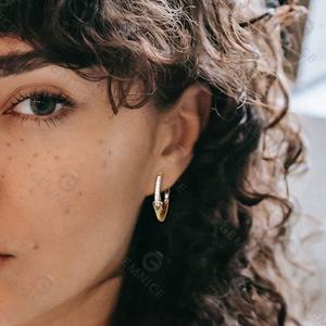 עגילי חישוק מינימליסטיים מפליז מצופה רודיום וציפוי זהב משובצים זירקוניה מעוקבת בצורת לב לנשים - Product Image 2