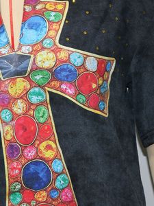 Camiseta Oversize para Mujer con Cuello con Muescas y Estampado Gráfico, Estilo Vintage Lavado en Negro con Cruz de Pedrería - Product Image 6