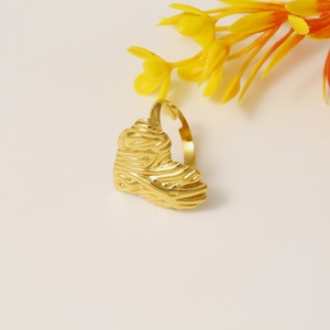 Bague ouverte en métal texturé plaqué or pour femmes, bijoux de mode luxueux et élégants, cadeau d'anniversaire - Product Image 2